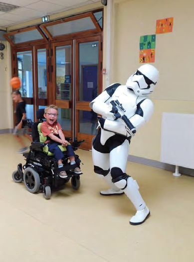 Enfant avec un stormtrooper